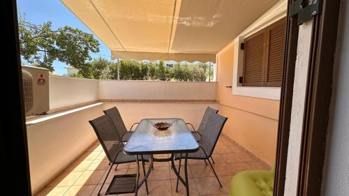 Cosy Summer Studio by the Sea on Semi Basement Level