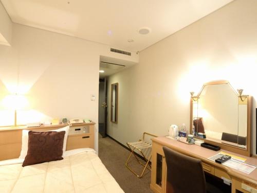 um quarto de hotel com uma secretária e um espelho em Sunwest Hotel Sasebo - Vacation STAY 22075v em Sasebo