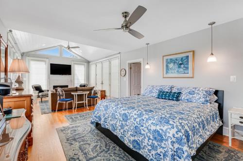 um quarto com uma cama e uma sala de estar em The View em Annapolis