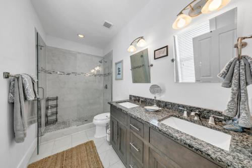 Ένα μπάνιο στο Seagrove Serenity - Seagrove Beach 30a 3BD 3BA Home