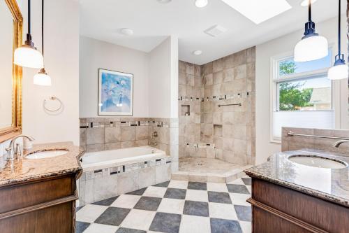 uma casa de banho com 2 lavatórios e uma banheira em The View em Annapolis