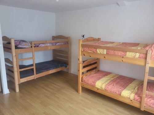 une chambre avec trois lits superposés dans une pièce dans l'établissement Maison de ville, à Vivonne