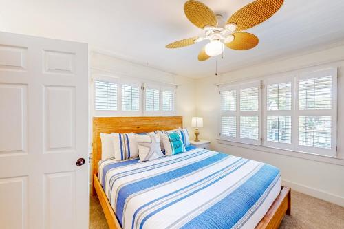 a bedroom with a bed and a ceiling fan at Three Kings in Demere Park