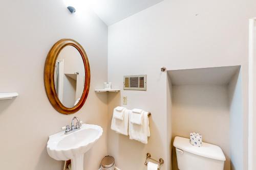 a bathroom with a sink and a mirror and a toilet at Three Kings in Demere Park