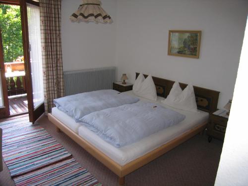 Ένα ή περισσότερα κρεβάτια σε δωμάτιο στο Gästehaus Sonnenwinkel - Villa Rösler