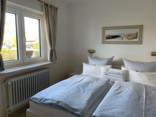 um quarto com 2 camas e uma janela em Haus Südwind em Büsum