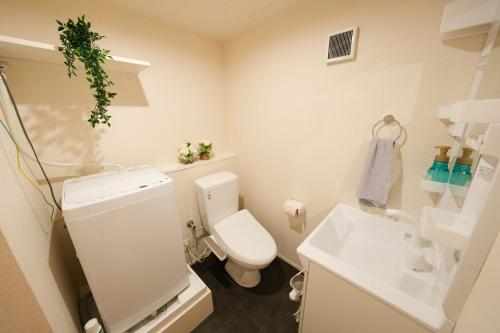 東京にあるFL Rejidence Shinjuku 2 - Vacation STAY 15195のバスルーム(白いトイレ、シンク付)