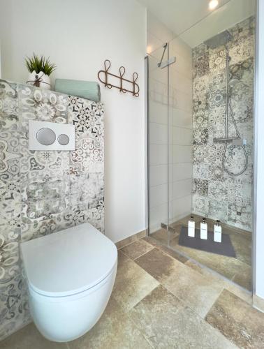 a bathroom with a toilet and a shower at Große Wohnung Wellness + Sauna + Netflix in Petershagen