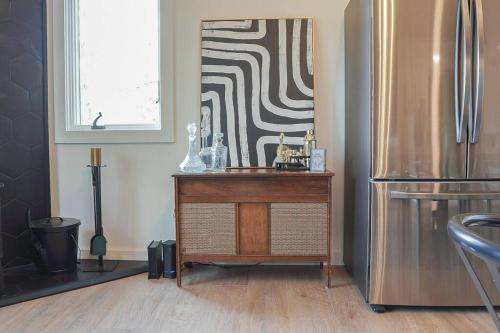 cocina con mesa de madera y nevera en Mossy Moody Cabin in High Falls, NY, en High Falls