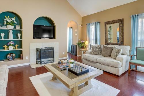 un salon avec un canapé et une cheminée dans l'établissement Birmingham Home with Yard - 15 Mi to Downtown!, à Birmingham