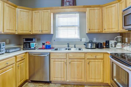 Cuisine ou kitchenette dans l'établissement Birmingham Home with Yard - 15 Mi to Downtown!
