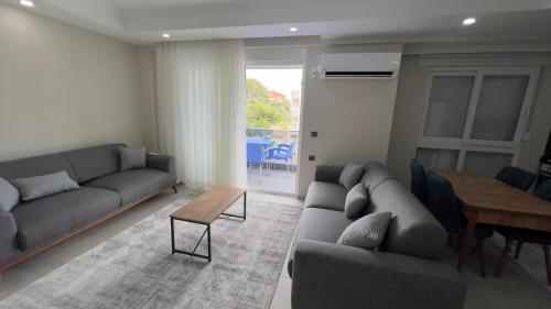 a living room with a couch and a table at GAZİPAŞA SELİNTİ CİTY DUBLEX 2 Oda in Gazipasa