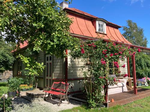 Cozy private house with patio near the beach!