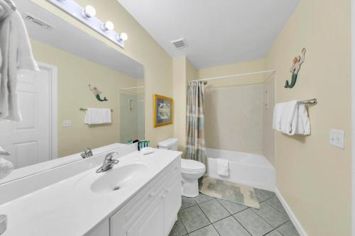 Un baño de Amalfi Coast 113B - Steps from the Beach 2BD 2BA