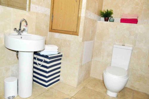 een badkamer met een wastafel en een toilet bij 2 Bedroom Stunning Penthouse city view in Bradford