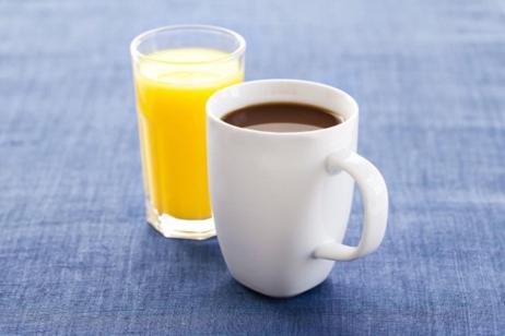 una taza de café y un vaso de zumo de naranja en Four Points by Sheraton Buffalo Grove, en Buffalo Grove