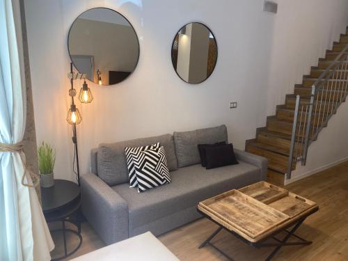 uma sala de estar com um sofá e um espelho em ESPACIO19 em Córdoba