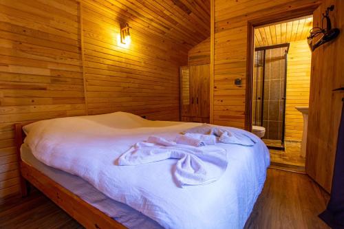מיטה או מיטות בחדר ב-Reflections Camp