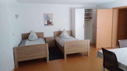 Habitación con 2 camas en una habitación en Ferienwohnung Funkner 