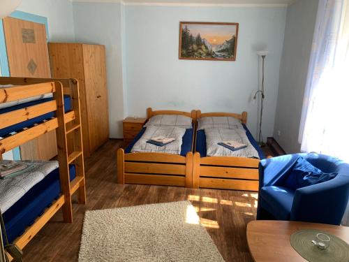 1 dormitorio con 2 literas y mesa en Penzion Sport, en Gaming