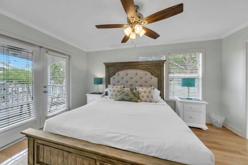 Voodi või voodid majutusasutuse Rainbow Fish - 50 Steps To The Beach and Large Private Pool with hot tub toas