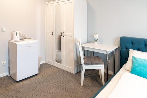 Una cama o camas en una habitación de Hotel zum Hahn