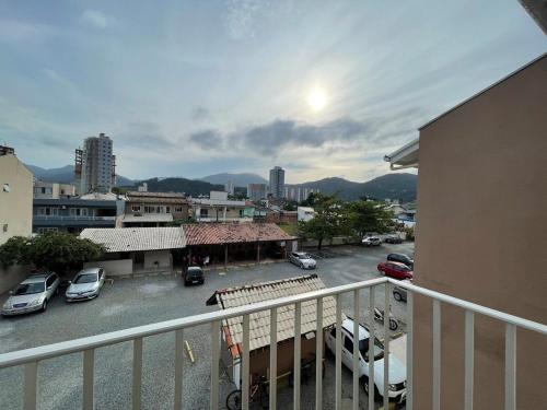 伊塔佩馬的住宿－Tropical Itapema，阳台享有停车场的景致。
