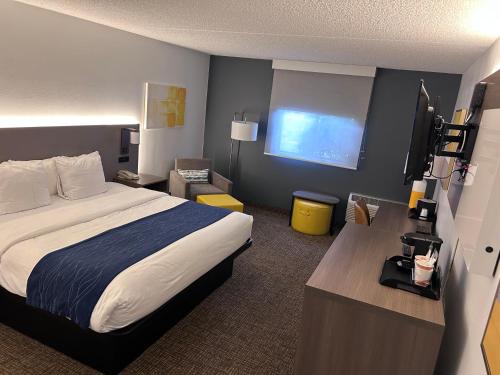 Un pat sau paturi într-o cameră la Comfort Inn Las Vegas New Mexico