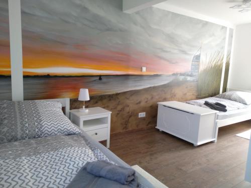 una camera da letto con un murale raffigurante una spiaggia di Ferienhaus Eckernfeld Bremerhaven a Bremerhaven