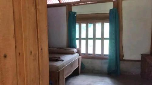 Camera piccola con letto e finestra di Cabinas jugle jause a Bahía Drake