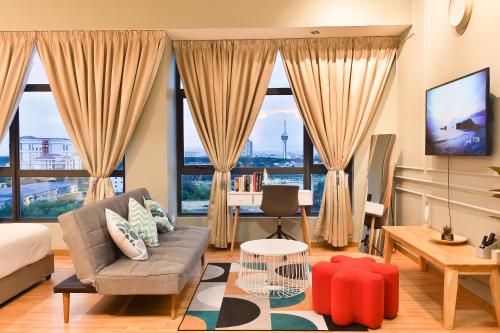Kuantan Imperium Residence Cityview With Netflix في كُوانتان: غرفة معيشة مع أريكة وطاولة