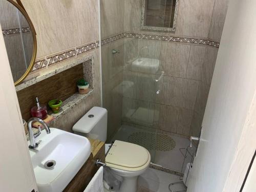 La petite salle de bains est pourvue de toilettes et d'un lavabo. dans l'établissement Quitinete Aconchegante Prq Pelinca, à Campos dos Goytacazes
