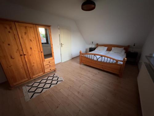 sypialnia z drewnianym łóżkiem i oknem w obiekcie Ferienwohnung am See w mieście Heilshoop