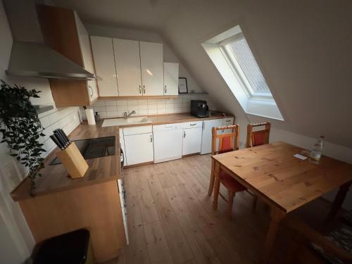 uma vista superior de uma cozinha com uma mesa de madeira em Ferienwohnung am See em Heilshoop