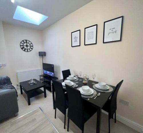 a living room with a dining room table and chairs at 2 Bedroom Apartment with Balcony in Oxford