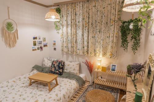 - un salon avec un canapé et une table dans l'établissement Vivir Stay Seoul, à Séoul