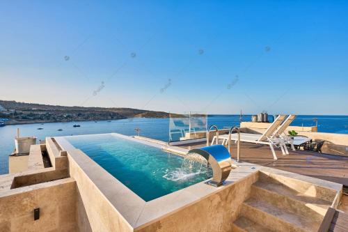una piscina con vista sull'acqua di Lux Villa with Pool-Hosted by Sweetstay a San Pawl il-Baħar