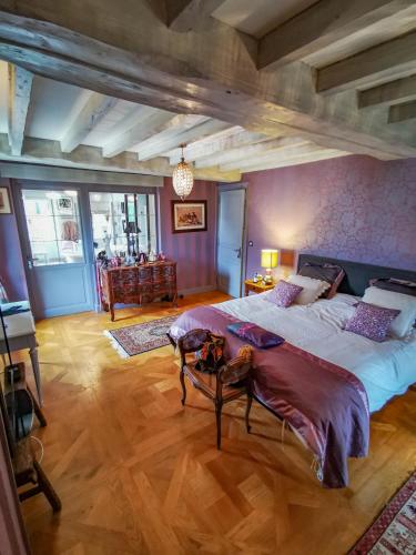 Cette grande chambre comprend deux lits et une table. dans l'établissement Villa Gontaud, à Gontaud-de-Nogaret