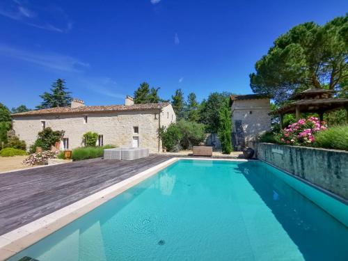 une piscine devant une maison dans l'établissement Villa Gontaud, à Gontaud-de-Nogaret