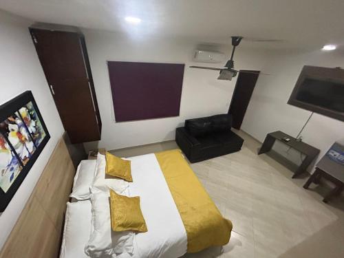 a bedroom with a bed and a flat screen tv at Hotel La Casa 1 in Montería