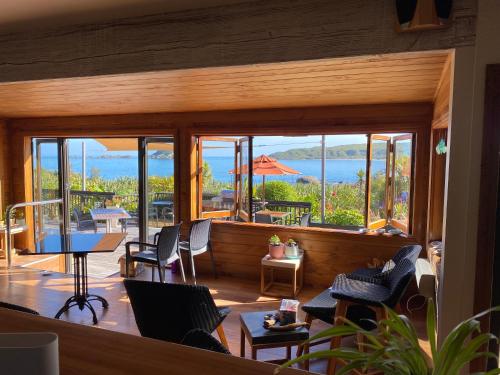 uma sala de estar com vista para o oceano em The Bay House Beachfront Accommodation em Cape Foulwind
