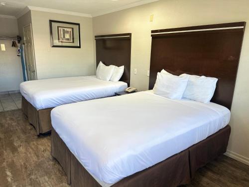 Ένα ή περισσότερα κρεβάτια σε δωμάτιο στο Rodeway Inn National City San Diego South