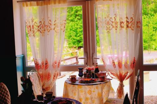 Zimmer mit einem Tisch vor einem Fenster in der Unterkunft The Evergreen Inn in Banbury