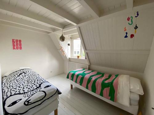 a small bedroom with a bed in a room at The Great Hideaway in Vreeland