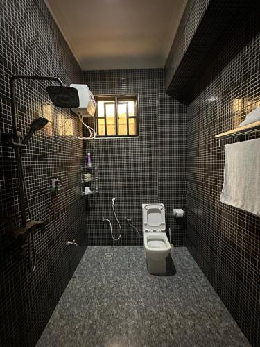 ein Bad mit WC und Fenster in der Unterkunft Pai4 Apartments 2 in Dodoma