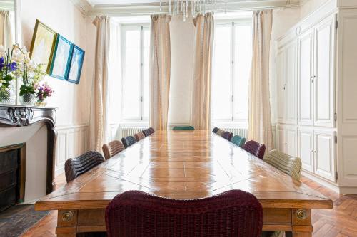 a long table in a room with chairs around it at Chambres d'Hôtes Eden Ouest in La Rochelle