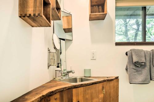 オースティンにある2 Mi to Dtwn Pet-Friendly Austin Studio with Yardのキッチン(シンク、鏡付)