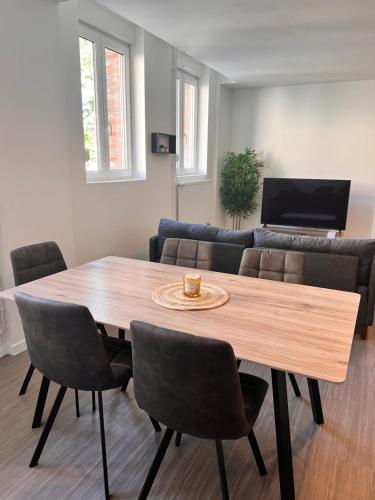 salon z drewnianym stołem i krzesłami w obiekcie La Parisienne - 80m2 w mieście Vierzon