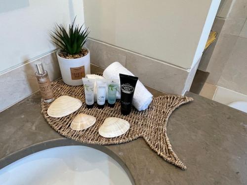 ein Tablett mit Handtüchern und Pflegeprodukten auf der Theke im Bad in der Unterkunft Penthouse Victoria in Vilamoura