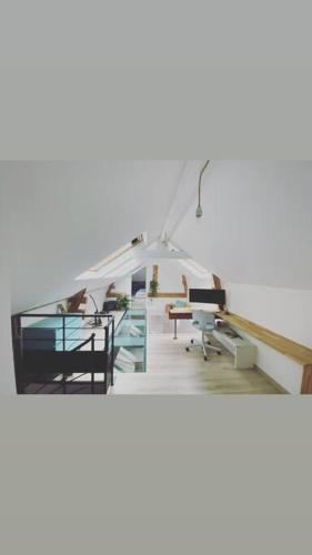 - une vue sur un salon doté d'un plafond blanc dans l'établissement Casa Pelican, à Nantes